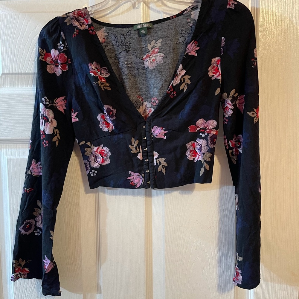 Wild Fable sz XS hook and eye floral top